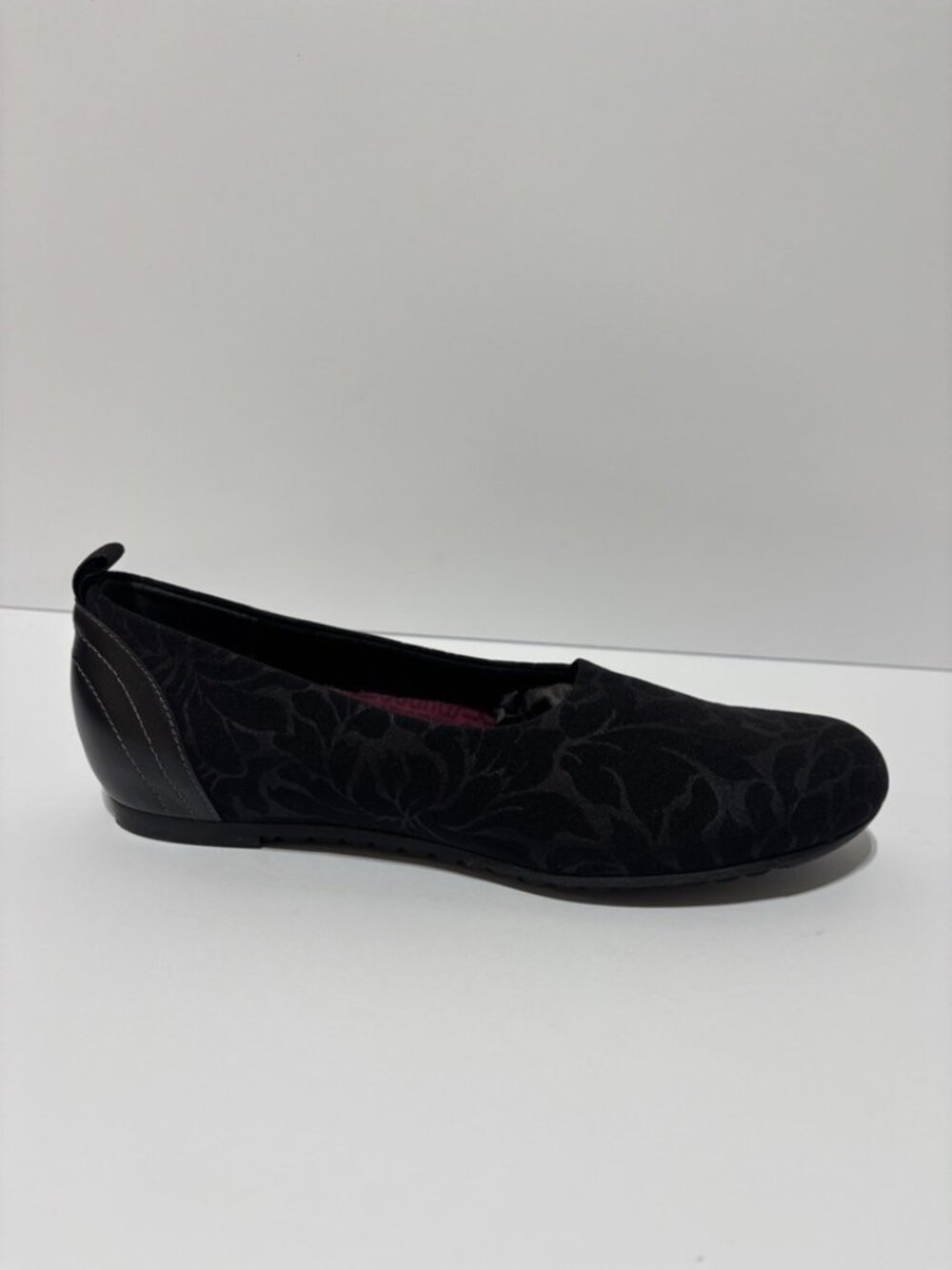 Munro Women’s Iriana Black Slip-On Flats, Size 11 M